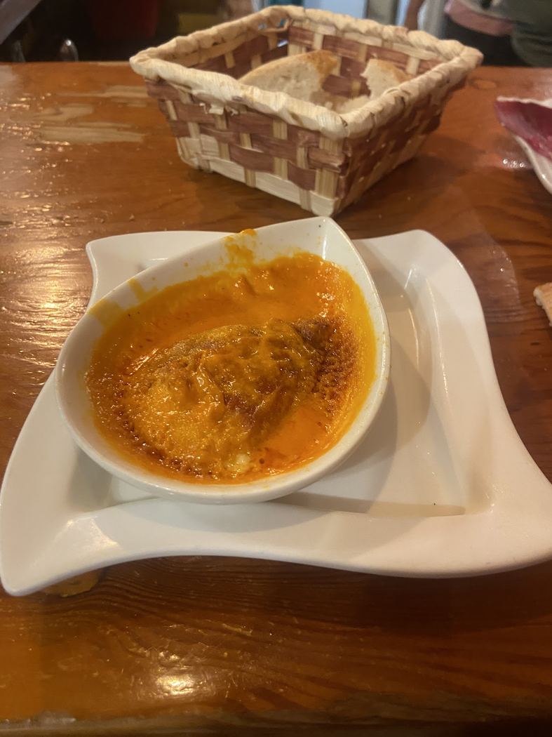 Crema catalana con azúcar quemada, postre tradicional.
